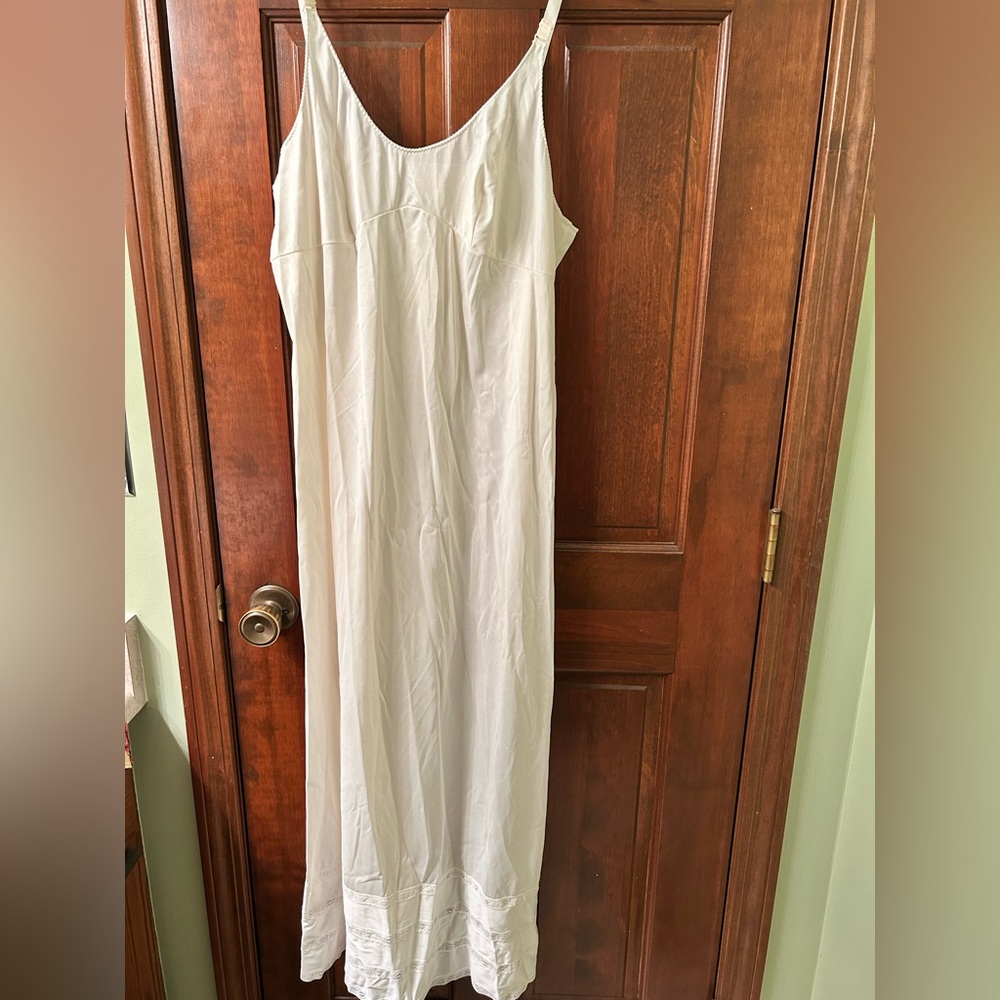 SEARS VTG The Doesn’t long length nylon slip with adjustable straps. Sz 40